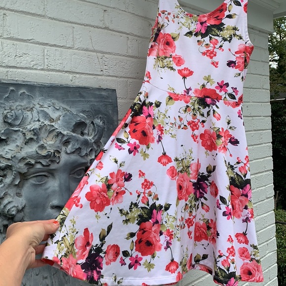 Beautiful Floral Dress - Picture 7 of 7